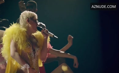 MILEY CYRUS in Miley Cyrus: Bangerz Tour