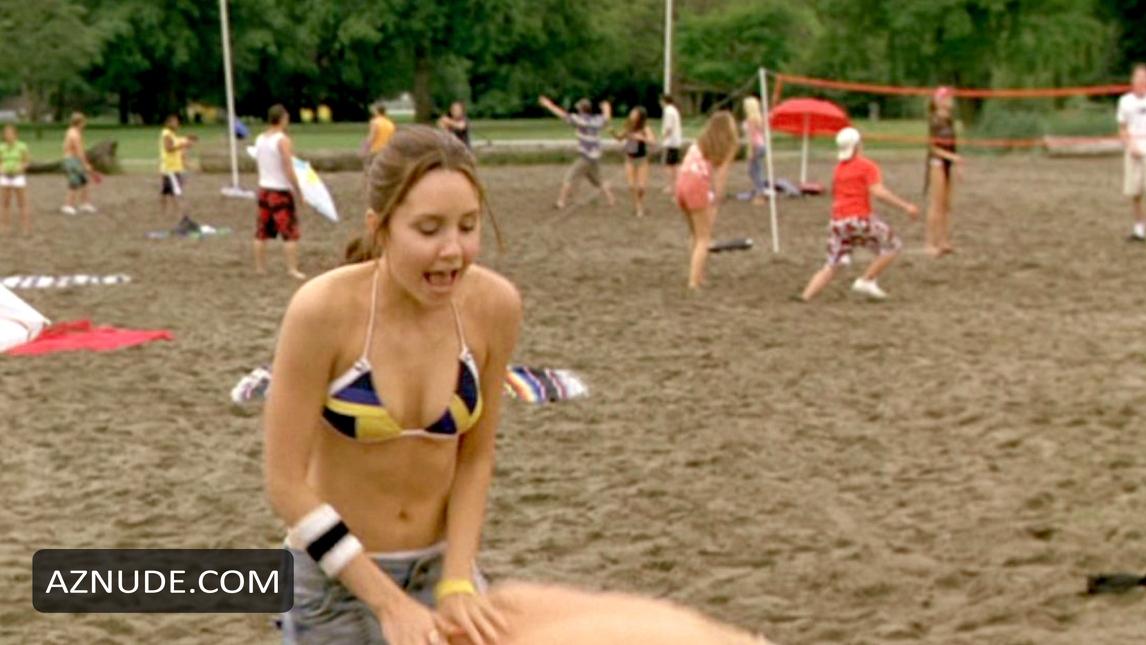 Naked Amanda Bynes in She's the Man < ANCENSORED