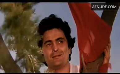 DIMPLE KAPADIA NUDE/SEXY SCENE IN SAAGAR