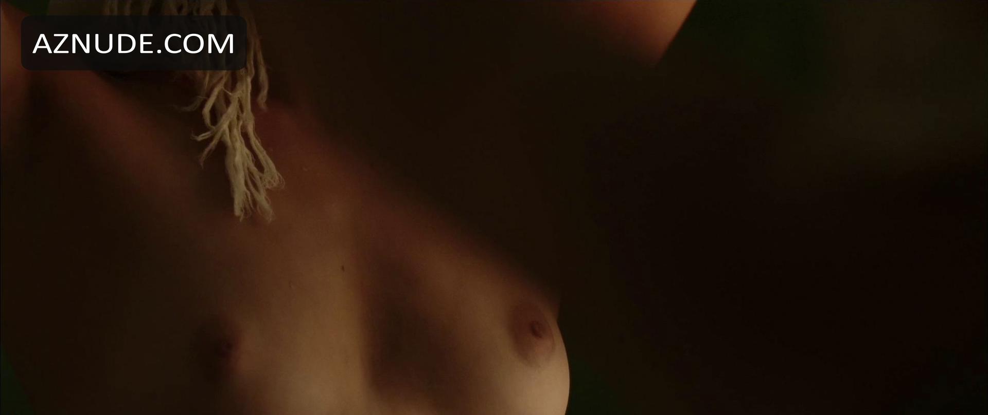 Laгўge nude de lou Topless actress
